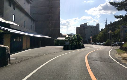 お疲れ様でございました。道路左手に渚の荘 花季が、向かいにはご宿泊者様が無料でご利用いただける駐車場をご用意しております。