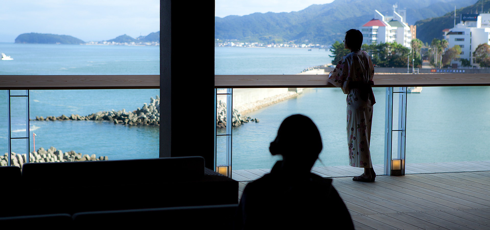 パノラマに海を見渡すオープンテラス