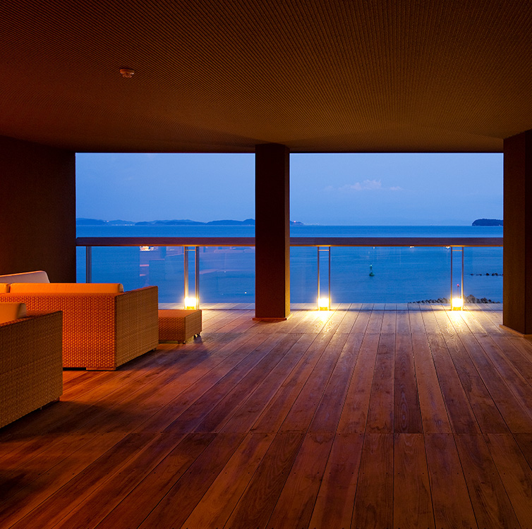 パノラマに海を見渡すオープンテラス