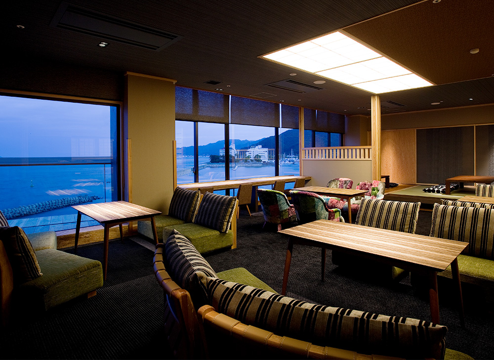 パノラマに海を見渡すオープンテラス