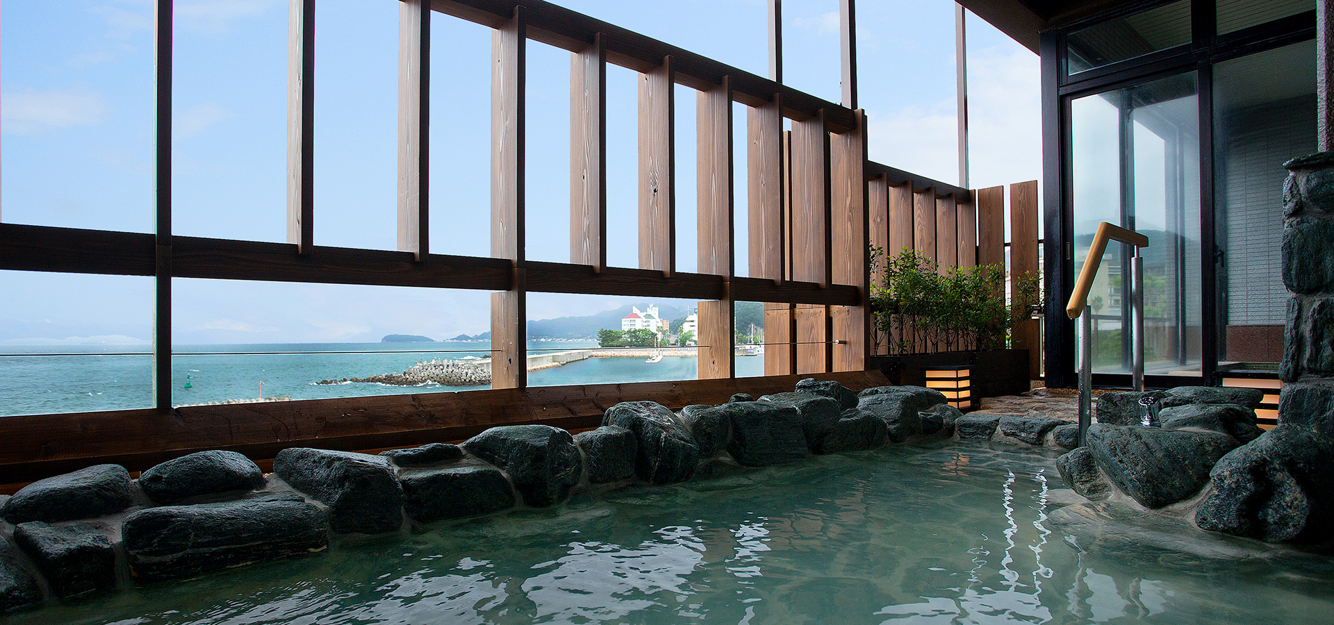 眼前の海を眺めながら洲本温泉を満喫