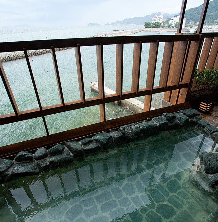 眼前の海を眺めながら洲本温泉を満喫