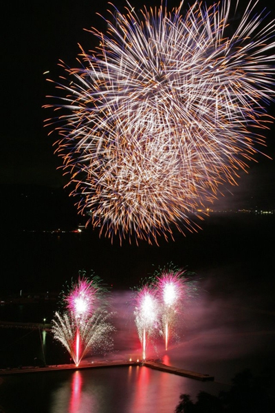 夜空を彩る5,300発もの大輪の花「第68回 淡路島まつり花火大会」
