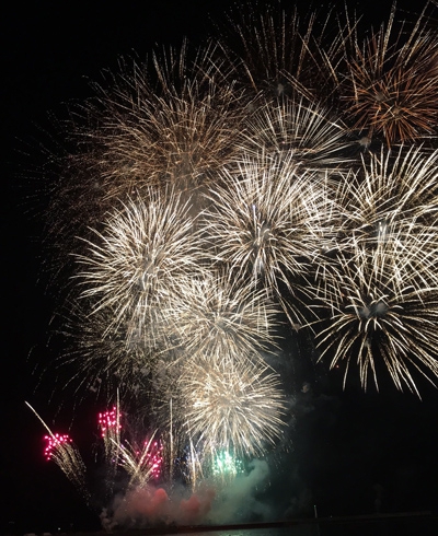 夜空を彩る7,000発もの大輪の花「第70回淡路島まつり花火大会」