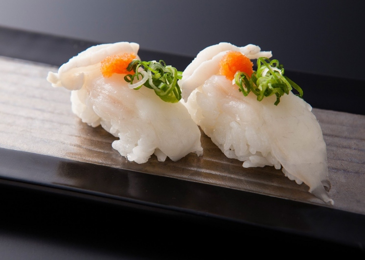 噛むほどに3年とらふぐの旨みが口いっぱいに広がる「ふぐの握り寿司」≪料理イメージ≫