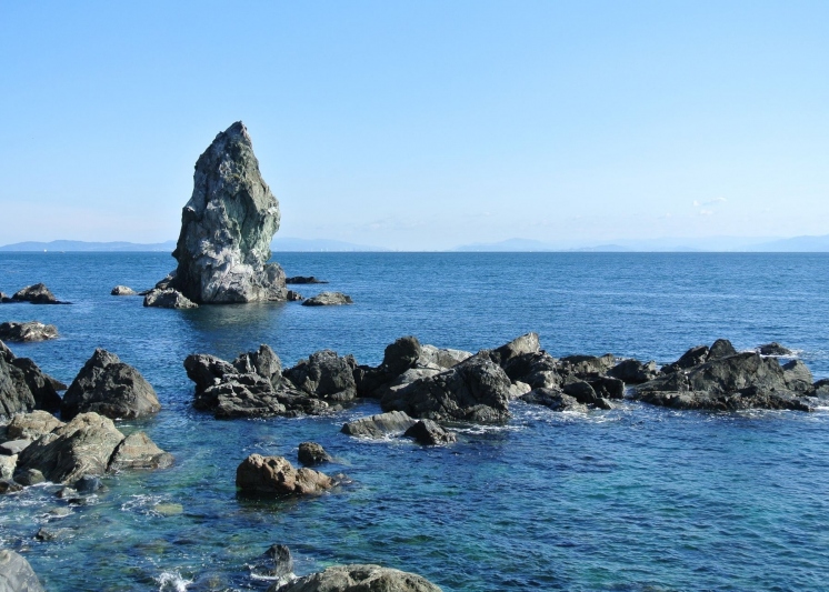 【上立神岩（かみたてがみいわ）】沼島にある高さ30mを超える奇岩