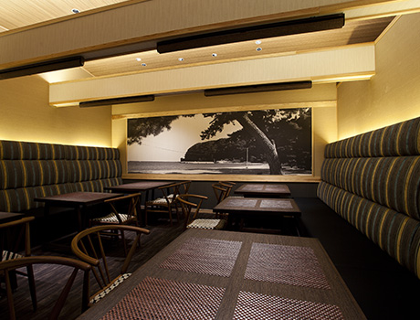 ソファ・椅子席エリア